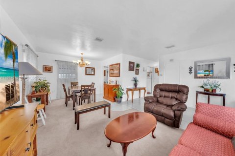 Casa en venta en Miami Gardens, Florida, 5 dormitorios, 145.67 m2 № 2046648 - foto 8