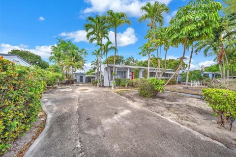 Casa en venta en Miami Gardens, Florida, 5 dormitorios, 145.67 m2 № 2046648 - foto 4