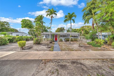 Casa en venta en Miami Gardens, Florida, 5 dormitorios, 145.67 m2 № 2046648 - foto 3