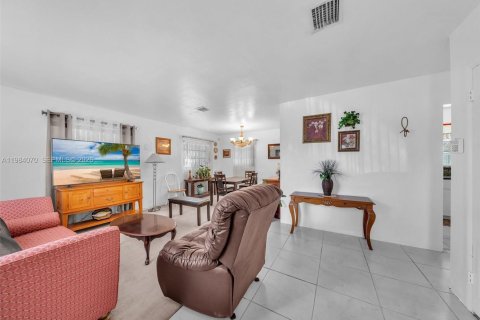 Casa en venta en Miami Gardens, Florida, 5 dormitorios, 145.67 m2 № 2046648 - foto 5