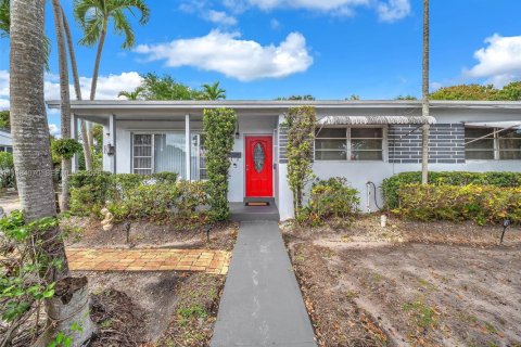 Casa en Miami Gardens, Florida 5 dormitorios, 145.67 m2 № 2046648