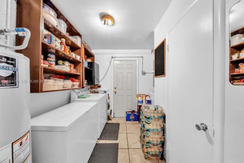 Casa en venta en Miami Gardens, Florida, 5 dormitorios, 145.67 m2 № 2046648 - foto 26