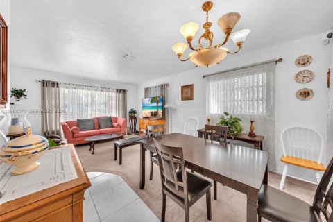 Casa en venta en Miami Gardens, Florida, 5 dormitorios, 145.67 m2 № 2046648 - foto 14