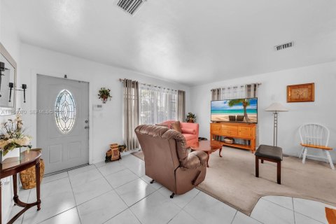 Casa en venta en Miami Gardens, Florida, 5 dormitorios, 145.67 m2 № 2046648 - foto 6