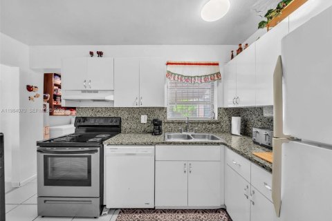 Casa en venta en Miami Gardens, Florida, 5 dormitorios, 145.67 m2 № 2046648 - foto 9