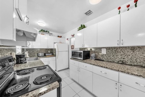 Casa en venta en Miami Gardens, Florida, 5 dormitorios, 145.67 m2 № 2046648 - foto 12