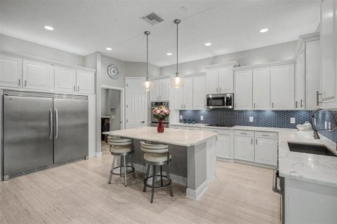 House in Brandon, Florida 5 bedrooms, 445.37 sq.m. № 2128896 - photo 14