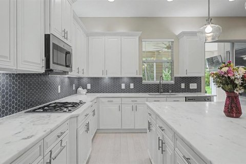 House in Brandon, Florida 5 bedrooms, 445.37 sq.m. № 2128896 - photo 17