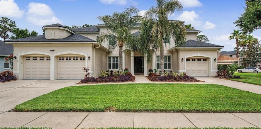 House in Brandon, Florida 5 bedrooms, 445.37 sq.m. № 2128896