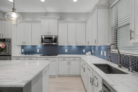 House in Brandon, Florida 5 bedrooms, 445.37 sq.m. № 2128896 - photo 16