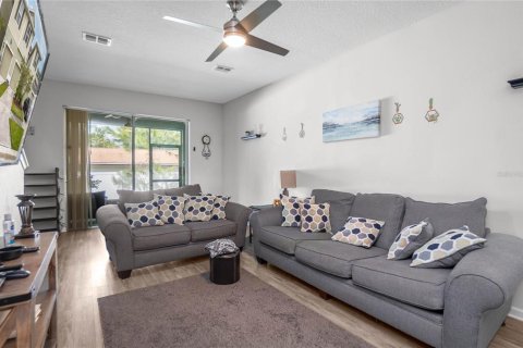 Adosado en venta en Brandon, Florida, 2 dormitorios, 142.7 m2 № 2099459 - foto 12
