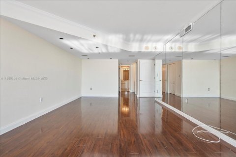 Condo in Miami Beach, Florida, 2 bedrooms  № 1922107 - photo 24