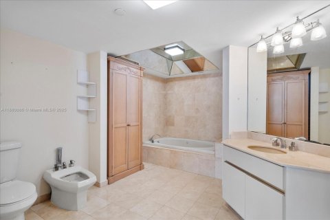 Condo in Miami Beach, Florida, 2 bedrooms  № 1922107 - photo 28