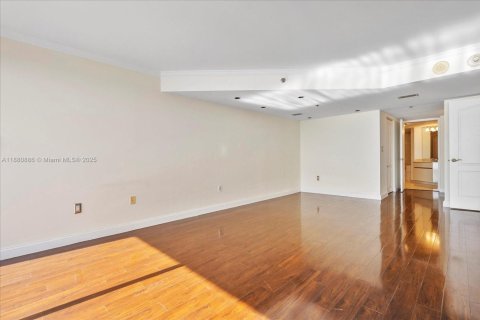 Condo in Miami Beach, Florida, 2 bedrooms  № 1922107 - photo 25