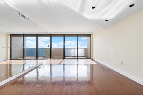 Condo in Miami Beach, Florida, 2 bedrooms  № 1922107 - photo 23