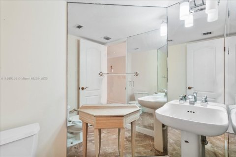 Condo in Miami Beach, Florida, 2 bedrooms  № 1922107 - photo 4