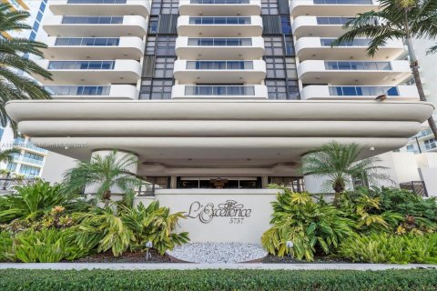 Condo in Miami Beach, Florida, 2 bedrooms  № 1922107 - photo 2