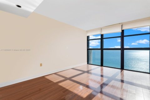 Condo in Miami Beach, Florida, 2 bedrooms  № 1922107 - photo 22