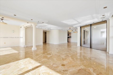 Condo in Miami Beach, Florida, 2 bedrooms  № 1922107 - photo 9