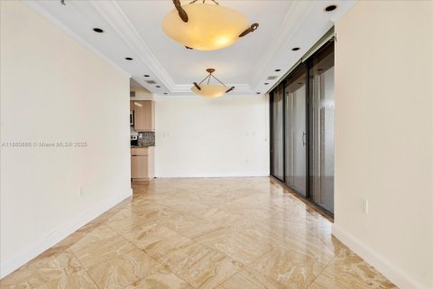 Condo in Miami Beach, Florida, 2 bedrooms  № 1922107 - photo 14
