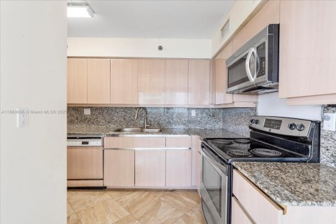 Condo in Miami Beach, Florida, 2 bedrooms  № 1922107 - photo 17