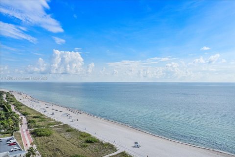 Condo in Miami Beach, Florida, 2 bedrooms  № 1922107 - photo 1
