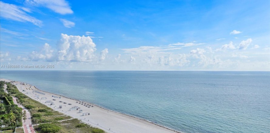 Condo in Miami Beach, Florida, 2 bedrooms  № 1922107