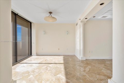 Condo in Miami Beach, Florida, 2 bedrooms  № 1922107 - photo 11