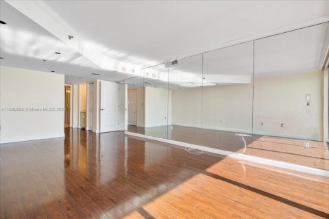 Condo in Miami Beach, Florida, 2 bedrooms  № 1922107 - photo 26