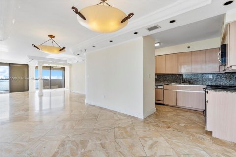 Condo in Miami Beach, Florida, 2 bedrooms  № 1922107 - photo 16