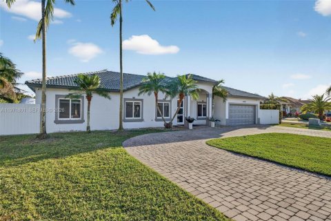 House in Homestead, Florida 4 bedrooms, 191.47 sq.m. № 2032431 - photo 2