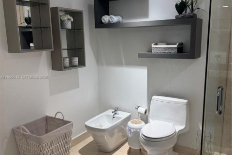 Copropriété à louer à Hallandale Beach, Floride: 2 chambres, 135.45 m2 № 2397121 - photo 3