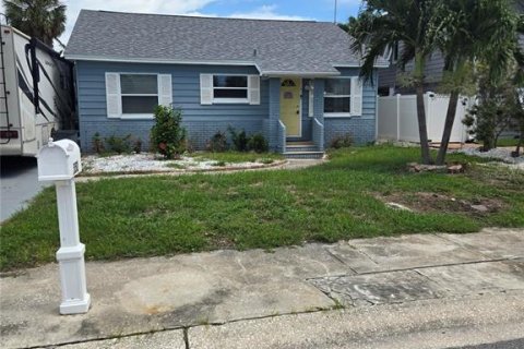 House in Saint Pete Beach, Florida 2 bedrooms, 142.14 sq.m. № 1840252 - photo 1