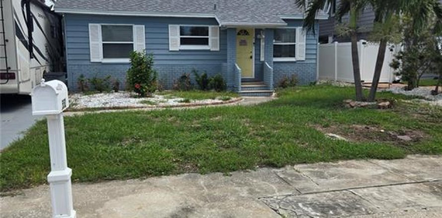 House in Saint Pete Beach, Florida 2 bedrooms, 142.14 sq.m. № 1840252