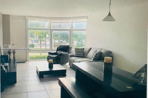 Снять в аренду кондоминиум в Авентура, Флорида 2 спальни, 116.13м2, № 1992409 - фото 2