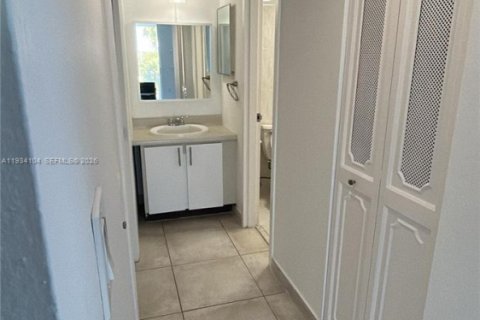 Condo in Aventura, Florida, 2 bedrooms  № 1992409 - photo 9