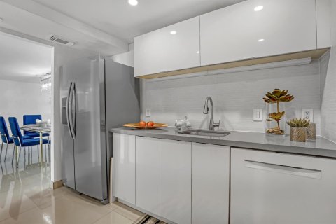 Condo in West Palm Beach, Florida, 2 bedrooms  № 2084181 - photo 10