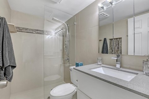 Condo in West Palm Beach, Florida, 2 bedrooms  № 2084181 - photo 16
