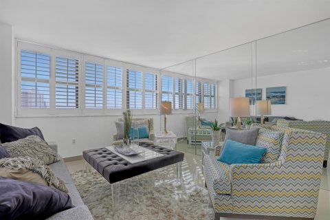 Condo in West Palm Beach, Florida, 2 bedrooms  № 2084181 - photo 15