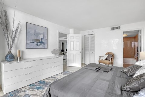 Condo in West Palm Beach, Florida, 2 bedrooms  № 2084181 - photo 12