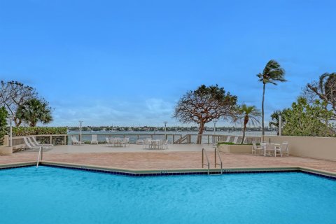 Condo in West Palm Beach, Florida, 2 bedrooms  № 2084181 - photo 2