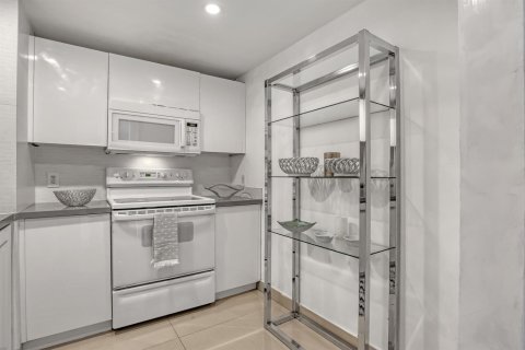 Condo in West Palm Beach, Florida, 2 bedrooms  № 2084181 - photo 9