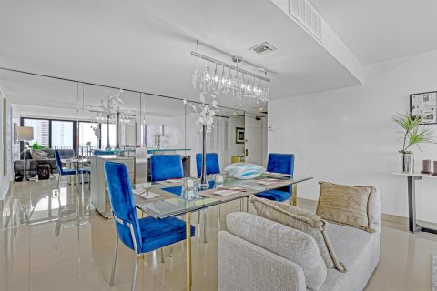 Condo in West Palm Beach, Florida, 2 bedrooms  № 2084181 - photo 4