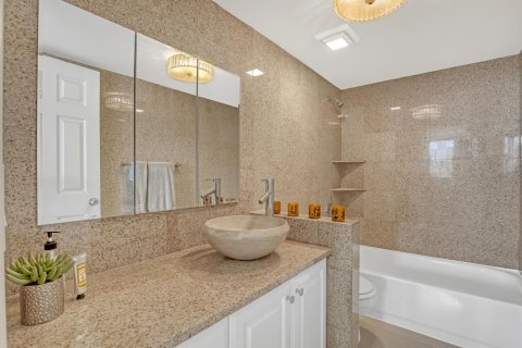 Condo in West Palm Beach, Florida, 2 bedrooms  № 2084181 - photo 14