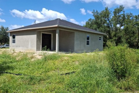 House in Lehigh Acres, Florida 3 bedrooms, 136.57 sq.m. № 1841205 - photo 2