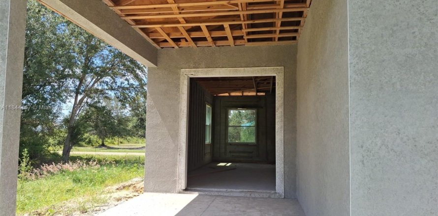 House in Lehigh Acres, Florida 3 bedrooms, 136.57 sq.m. № 1841205