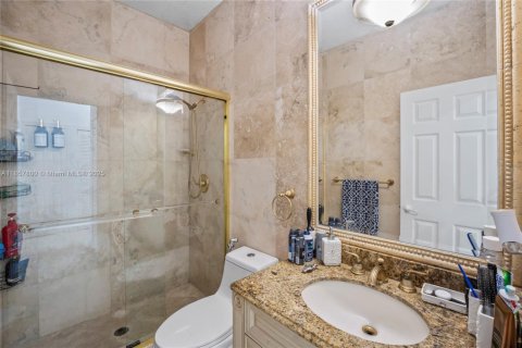 House in Miami, Florida 5 bedrooms, 323.58 sq.m. № 1889387 - photo 21