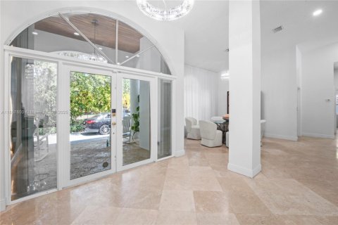 House in Miami, Florida 5 bedrooms, 323.58 sq.m. № 1889387 - photo 15