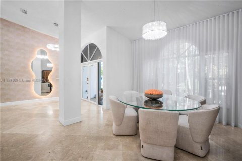 House in Miami, Florida 5 bedrooms, 323.58 sq.m. № 1889387 - photo 17