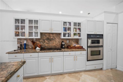 House in Miami, Florida 5 bedrooms, 323.58 sq.m. № 1889387 - photo 27